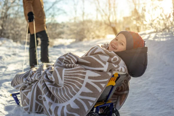 Eine Mutter Mit Kind Geht Einem Frostigen Wintermorgen Einem Sonnigen — Stockfoto