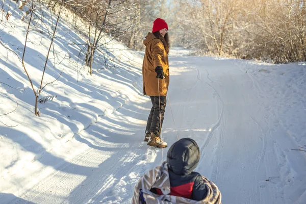 Een Moeder Met Een Kind Loopt Een Ijzige Winterochtend Een — Stockfoto