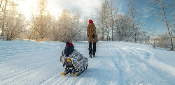Een Moeder Met Een Kind Loopt Een Ijzige Winterochtend Een — Stockfoto