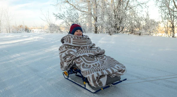 Een Moeder Met Een Kind Loopt Een Ijzige Winterochtend Een — Stockfoto