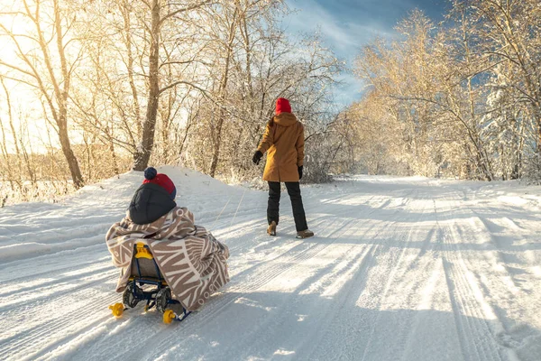 Matka Dítětem Chodí Mrazivého Zimního Rána Slunečného Dne Dítě Zabalené — Stock fotografie