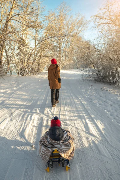 Een Moeder Met Een Kind Loopt Een Ijzige Winterochtend Een — Stockfoto