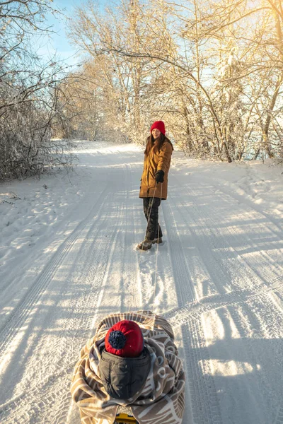 Mamãe Está Puxando Uma Criança Trenó Andando Inverno Gelado Dia — Fotografia de Stock