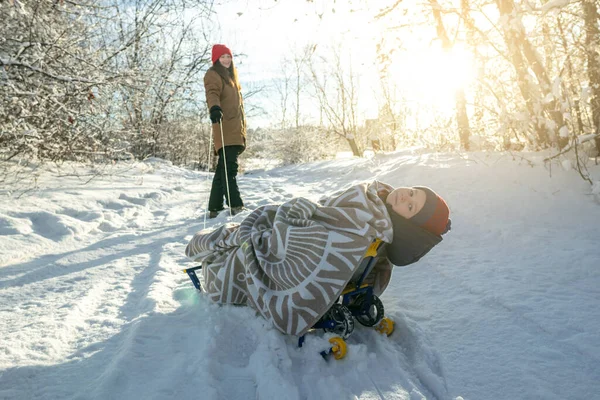 Mam Trekt Een Kind Een Slee Een Ijzige Winter Zonnige — Stockfoto