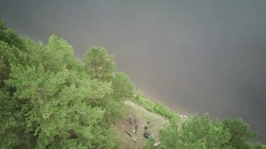 Yükselen insansız hava aracından yeşil ormanın ve nehir kıyısının görüntüsü. Sibirya 'nın vahşi yaşamı