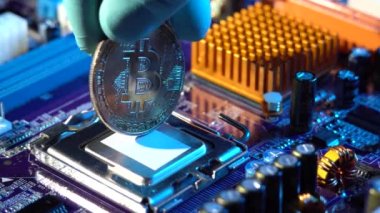 Elektronik Tahtadaki Sikke Bitcoin. Madencilik kripto para birimi. Teknoloji kavramı sanal para zincirini engelliyor