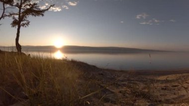 Baykal Gölü kıyısında yaz günbatımı manzarası. Olkhon Adası 'ndan güzel bir dağ manzarası