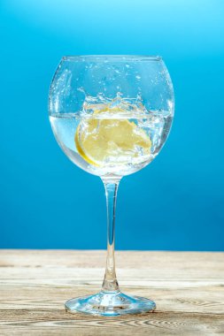 Limonlu ve mavi arkaplanlı temiz temiz su.