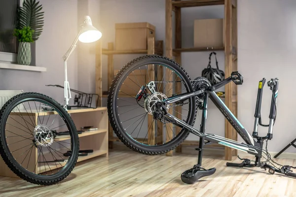 Vélo Montagne Avec Une Roue Enlevée Dans Atelier Concept Réparation — Photo