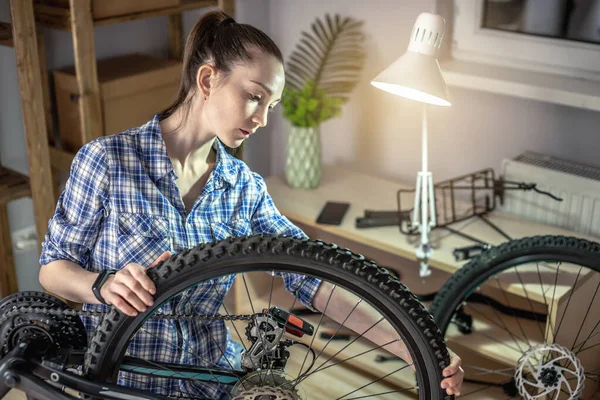 Mujer Joven Arreglando Una Bicicleta Montaña Taller Concepto Preparación Para — Foto de Stock