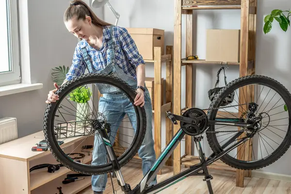 Una Joven Taller Está Quitando Una Rueda Una Bicicleta Montaña — Foto de Stock