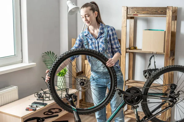 Una Mujer Está Realizando Mantenimiento Bicicleta Montaña Concepto Fijación Preparación — Foto de Stock