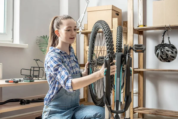 Una Mujer Taller Está Desmontando Bicicleta Reparándola Concepto Mantenimiento Preparación — Foto de Stock