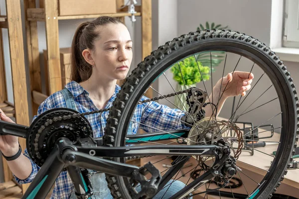 Una Mujer Está Realizando Mantenimiento Bicicleta Montaña Concepto Fijación Preparación — Foto de Stock