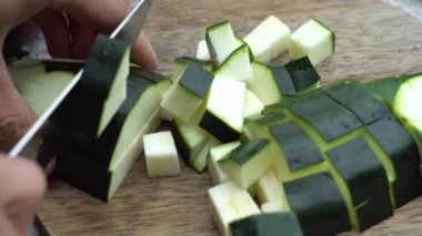 Erkek eller kabak kesiyor. Sağlıklı yemeği pişirmek için bıçak kullanıyorlar. Yakın çekim.
