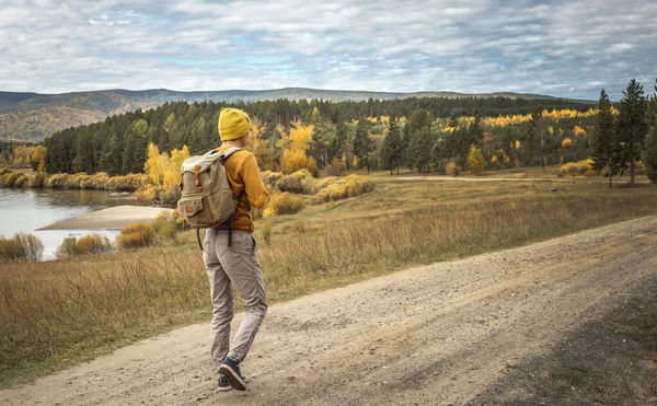 Viajante Com Chapéu Amarelo Uma Camisola Com Uma Mochila Está — Fotografia de Stock