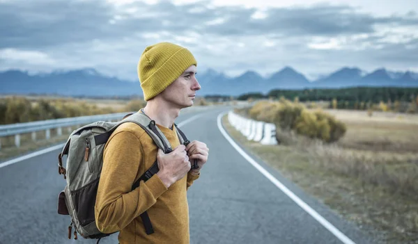 Homem Viajante Com Uma Mochila Chapéu Amarelo Uma Camisola Uma — Fotografia de Stock