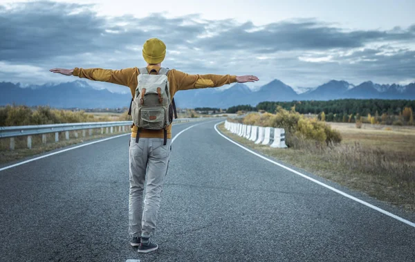 Viajante Com Uma Mochila Chapéu Amarelo Uma Camisola Uma Estrada — Fotografia de Stock