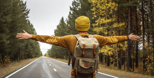 Homem Chapéu Amarelo Uma Camisola Uma Estrada Asfalto Vazia Suave — Fotografia de Stock