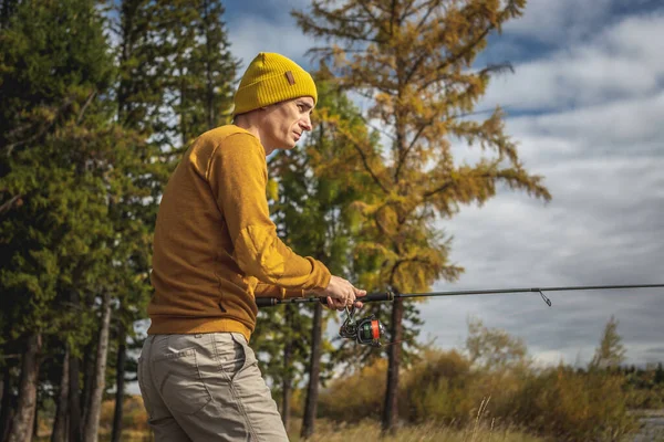 Giovane Pescatore Maglione Giallo Cappello Sta Pescando Sulla Riva Del — Foto Stock