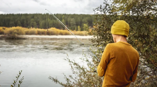 Jovem Pescador Suéter Amarelo Chapéu Está Pescando Margem Rio Floresta — Fotografia de Stock