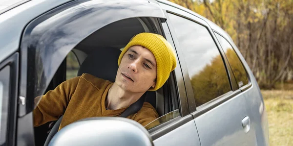 Человек Жёлтой Шляпе Свитере Едет Машине Осенней Лесной Дороге Концепция — стоковое фото