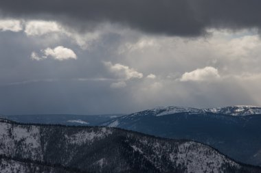 tepelerde bulutlar güzel görünümü