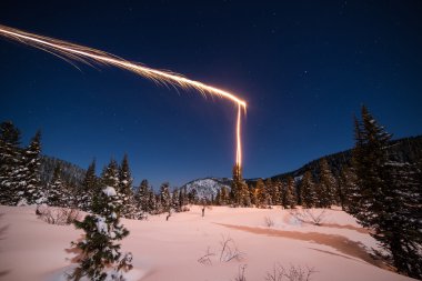 Geceleri ormanda flare