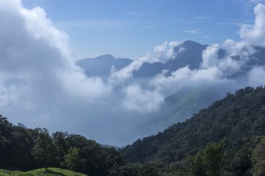Bulutların üzerinde çay tarlaları üzerinde