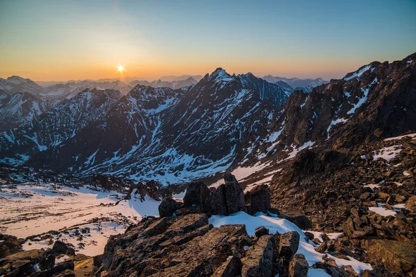 Belle vue sur le coucher du soleil depuis le sommet de la montagne — Photo