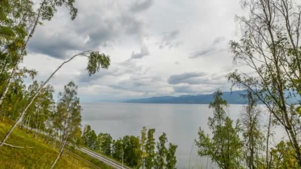 Prachtig uitzicht van wolken boven het Baikalmeer — Stockvideo