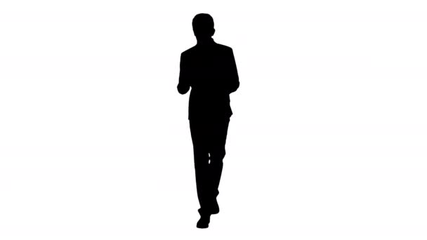 Silhouet Serious Businessman die documenten leest of rapporteert tijdens het lopen. — Stockvideo