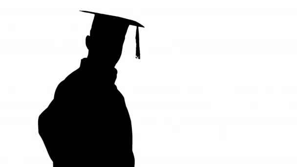 卒業式のローブを着て卒業証書で自撮りアルファチャンネル — ストック動画