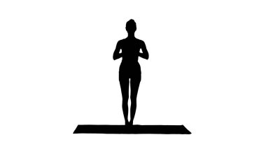 Siluet Genç yoga kadını ayakta meditasyon yapıyor.