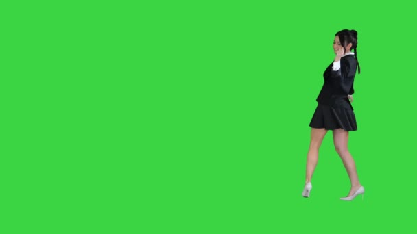 Ativo menina atraente andando e dançando em uma tela verde, Chroma Key. — Vídeo de Stock