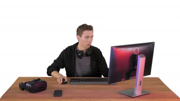 Нервный человек смотрит видеоигры на компьютере ПК на белом фоне. — стоковое видео