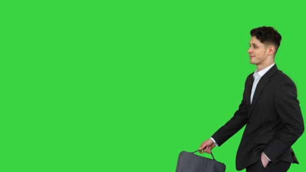Homem de negócios está se atrasando para conhecer o homem de sucesso em terno dançando no início, depois correndo em uma tela verde, Chroma Key. — Vídeo de Stock