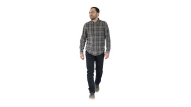 Kot pantolon ve gömlek giyen rahat bir adam.