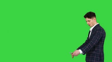 Resmi kıyafetli adam yeşil ekranda para sayıyor, Chroma Key..