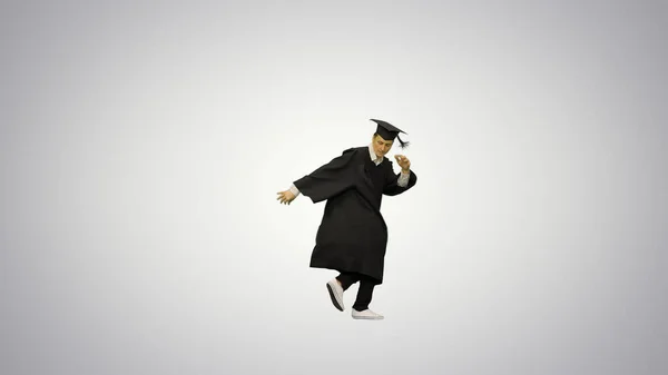 Masculino graduado em robe e argamassa fazendo dança moderna e bre — Fotografia de Stock