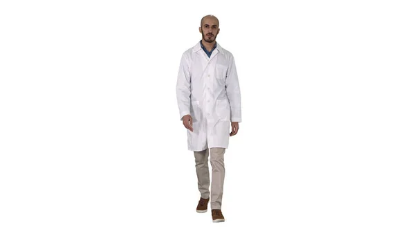 Camminando maschio arabo medico su sfondo bianco. — Foto Stock