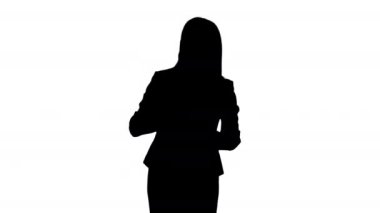 Genç iş kadını, yanlarındaki sanal nesneleri gösteren bir şey sunuyor, Alfa Kanalı.