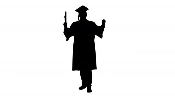 身着毕业服的男生摆出一副可笑的样子，拿着毕业文凭. — 图库视频影像