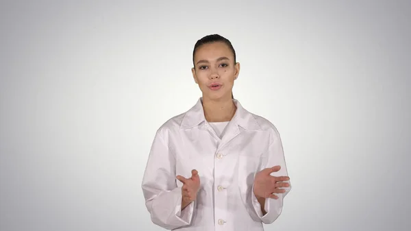 Mujer médico explicando y hablando con la cámara mientras camina en g —  Fotos de Stock