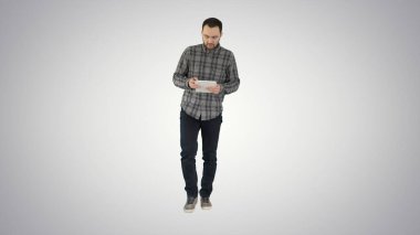 Bir adam gradyan geri dönüş için bir gradyan tablet kullanıyor.