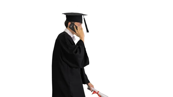 Yüksek lisans öğrencisi akıllı telefondan konuşuyor ve beyaz ba üzerinde yürüyor. — Stok fotoğraf