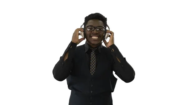 Sonriente afroamericano hombre en auriculares ranurado a la música whi —  Fotos de Stock