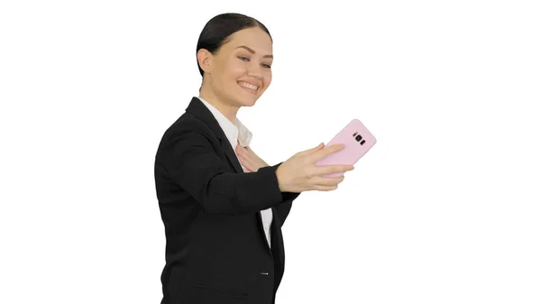 Усміхнена бізнес-леді бере селфі на свій телефон під час ходьби — стокове фото