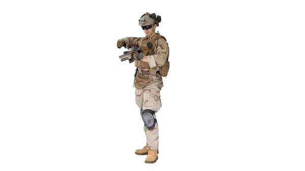 Soldat en tenue de camouflage vérifiant son uniforme sur fond blanc — Photo