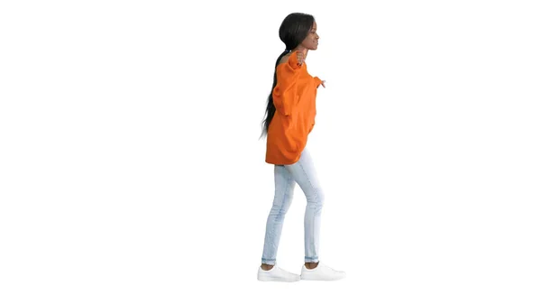 Zrelaksowany Afryki młoda kobieta ubrana w jasny casual cl — Zdjęcie stockowe